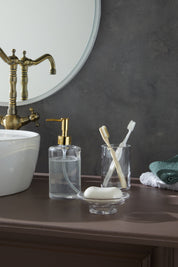 Glamis Clean Model Banyo Takımı 3'lü Set, modern tasarımıyla banyo masasında şık bir görünüm sunuyor. Sıvı sabunluk, diş fırçalık ve katı sabunluk içeren set, zarafet ve işlevselliği bir araya getiriyor.