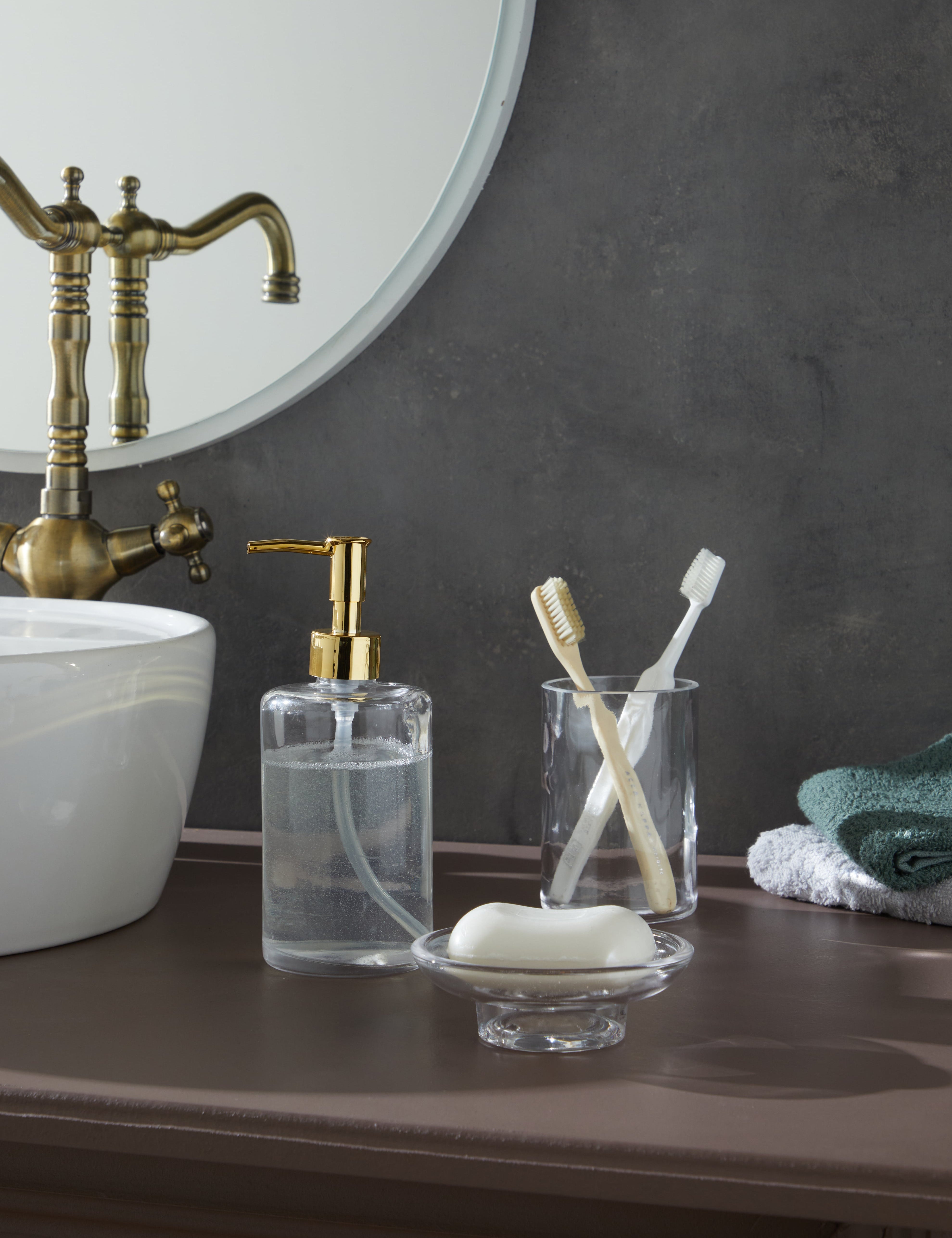 Glamis Clean Model Banyo Takımı 3'lü Set, modern tasarımıyla banyo masasında şık bir görünüm sunuyor. Sıvı sabunluk, diş fırçalık ve katı sabunluk içeren set, zarafet ve işlevselliği bir araya getiriyor.