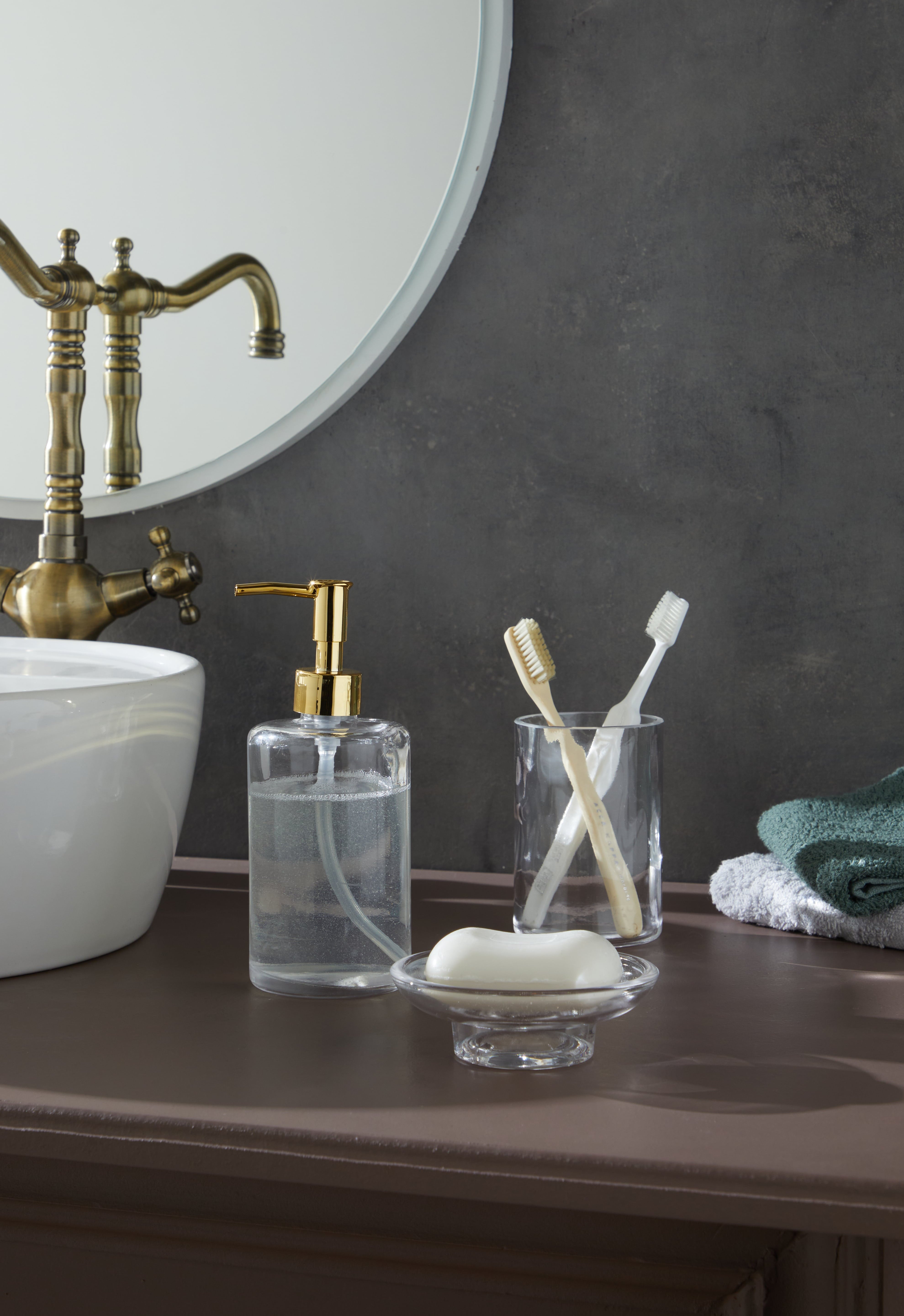 Glamis Clean Model Banyo Takımı 3'lü Set, modern tasarımıyla banyo masasında şık bir görünüm sunuyor. Sıvı sabunluk, diş fırçalık ve katı sabunluk içeren set, zarafet ve işlevselliği bir araya getiriyor.