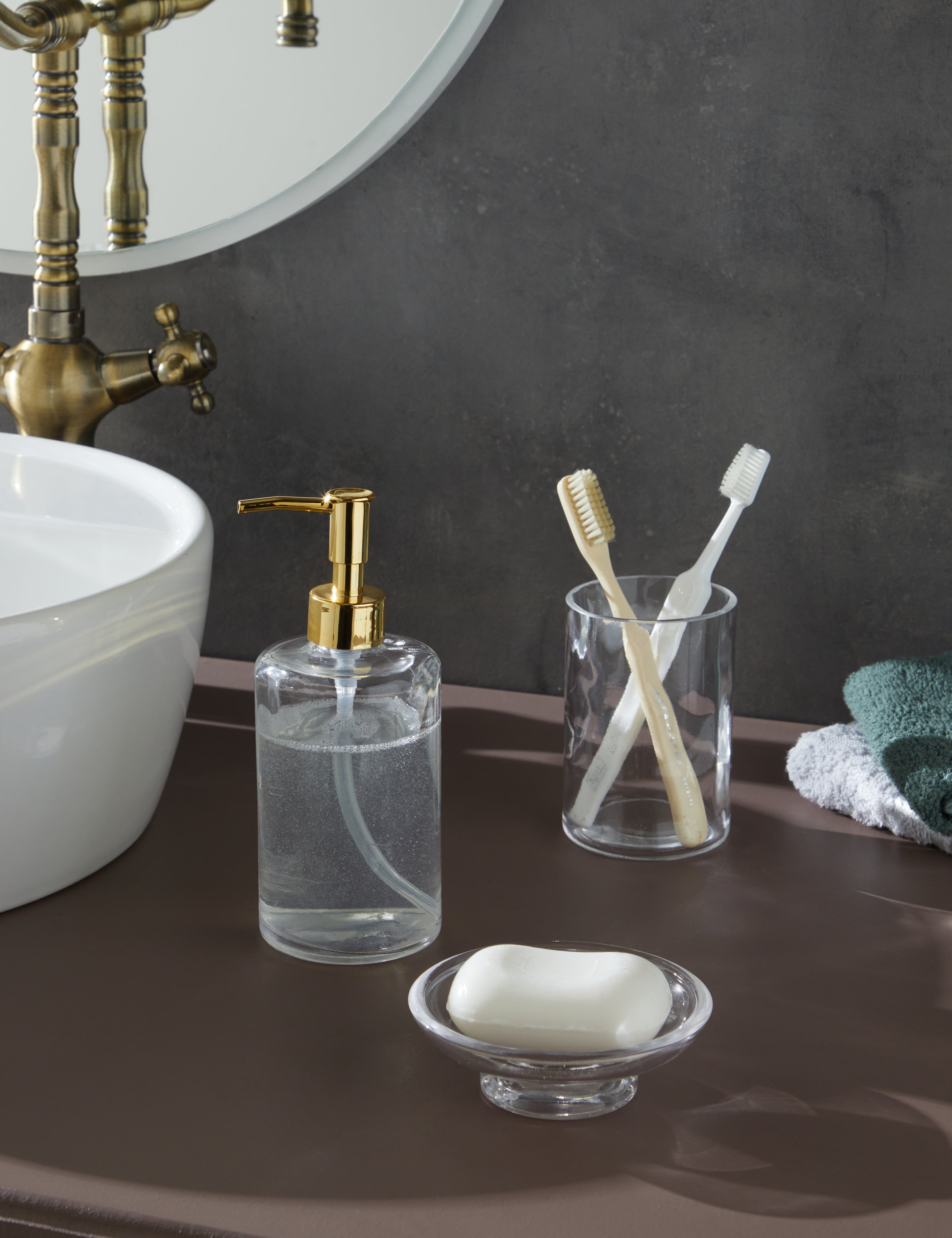 Glamis Clean Model Banyo Takımı 3'lü Set, banyo tezgahında yer alan el yapımı cam ürünleri ile estetik bir dokunuş sağlıyor. Set, sıvı sabunluk, diş fırçalık ve katı sabunluk içeriyor.