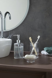 Glamis Clean Model Banyo Takımı 3'lü Set, banyo dekorasyonuna şıklık katan cam sıvı sabunluk detayını gösteriyor. Banyonuzda zarif bir atmosfer yaratmaya yardımcı oluyor.