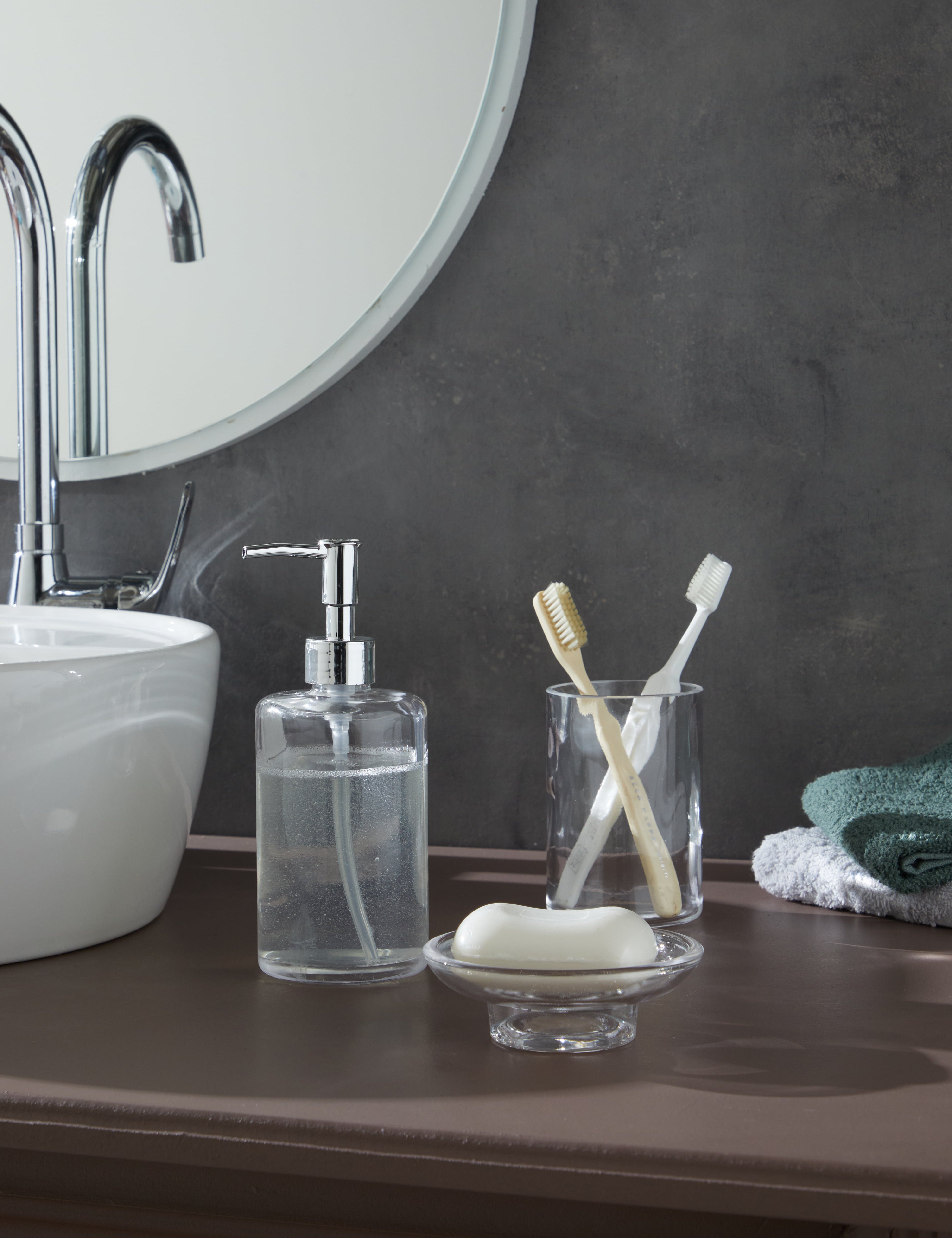 Glamis Clean Model Banyo Takımı 3'lü Set, banyo dekorasyonuna şıklık katan cam sıvı sabunluk detayını gösteriyor. Banyonuzda zarif bir atmosfer yaratmaya yardımcı oluyor.