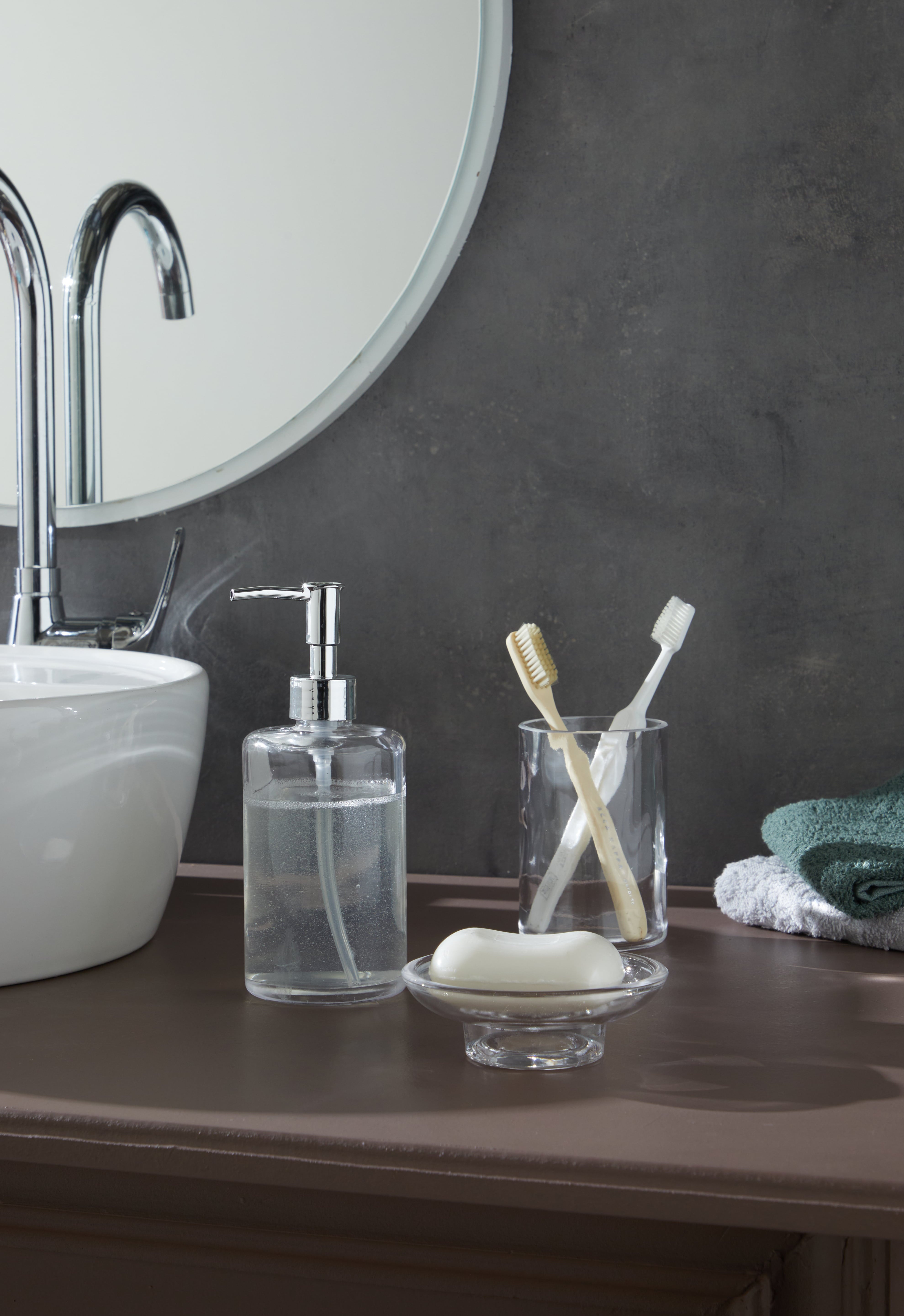 Glamis Clean Model Banyo Takımı 3'lü Set, banyo dekorasyonuna şıklık katan cam sıvı sabunluk detayını gösteriyor. Banyonuzda zarif bir atmosfer yaratmaya yardımcı oluyor.