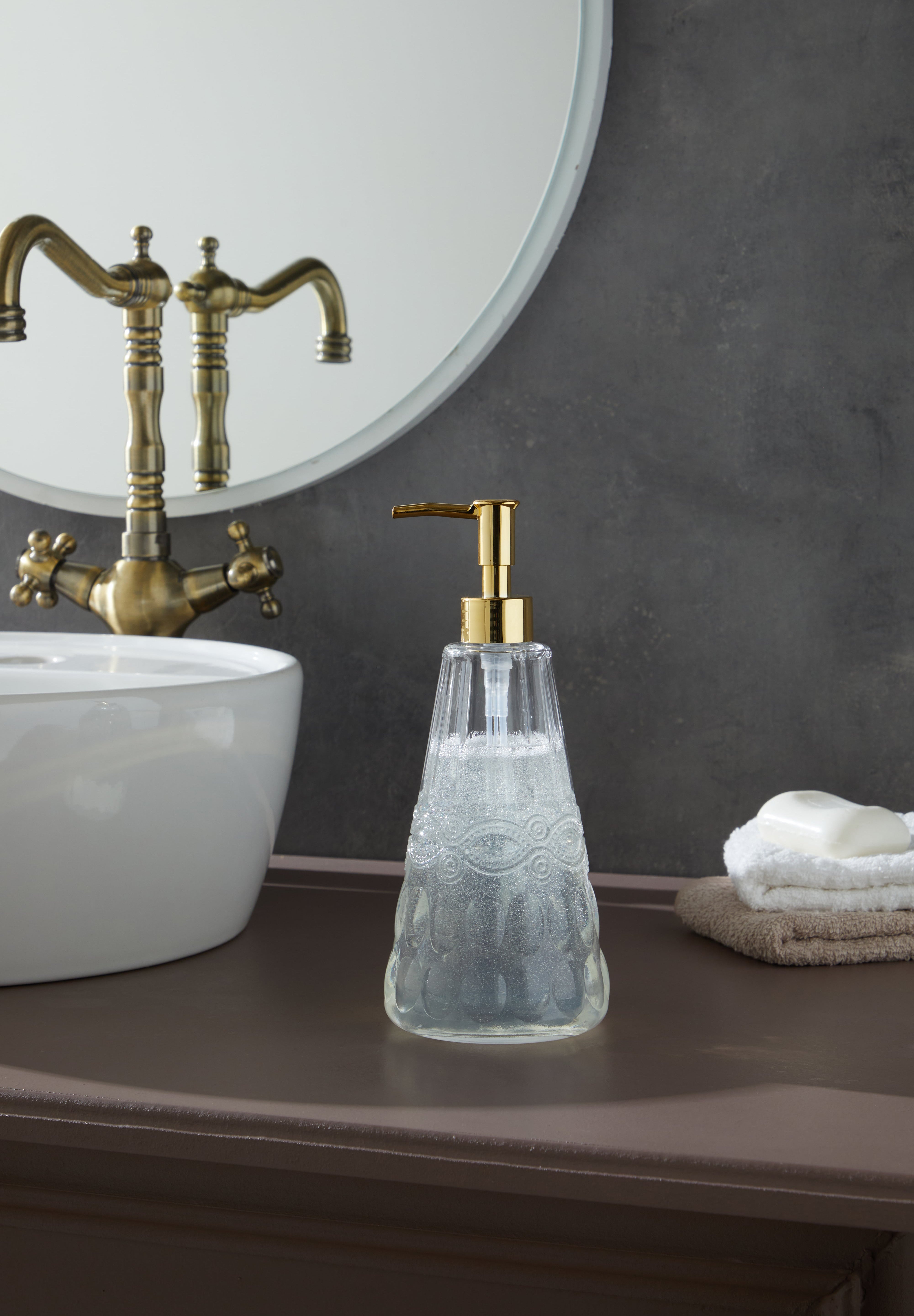 Glamis İdil Model Sıvı Sabunluk, modern tasarım ile el yapımı camın zarif birleşimi, banyo masasında yer almakta. Geniş hacmiyle pratik kullanım sunarak banyonuzda şıklık yaratır.