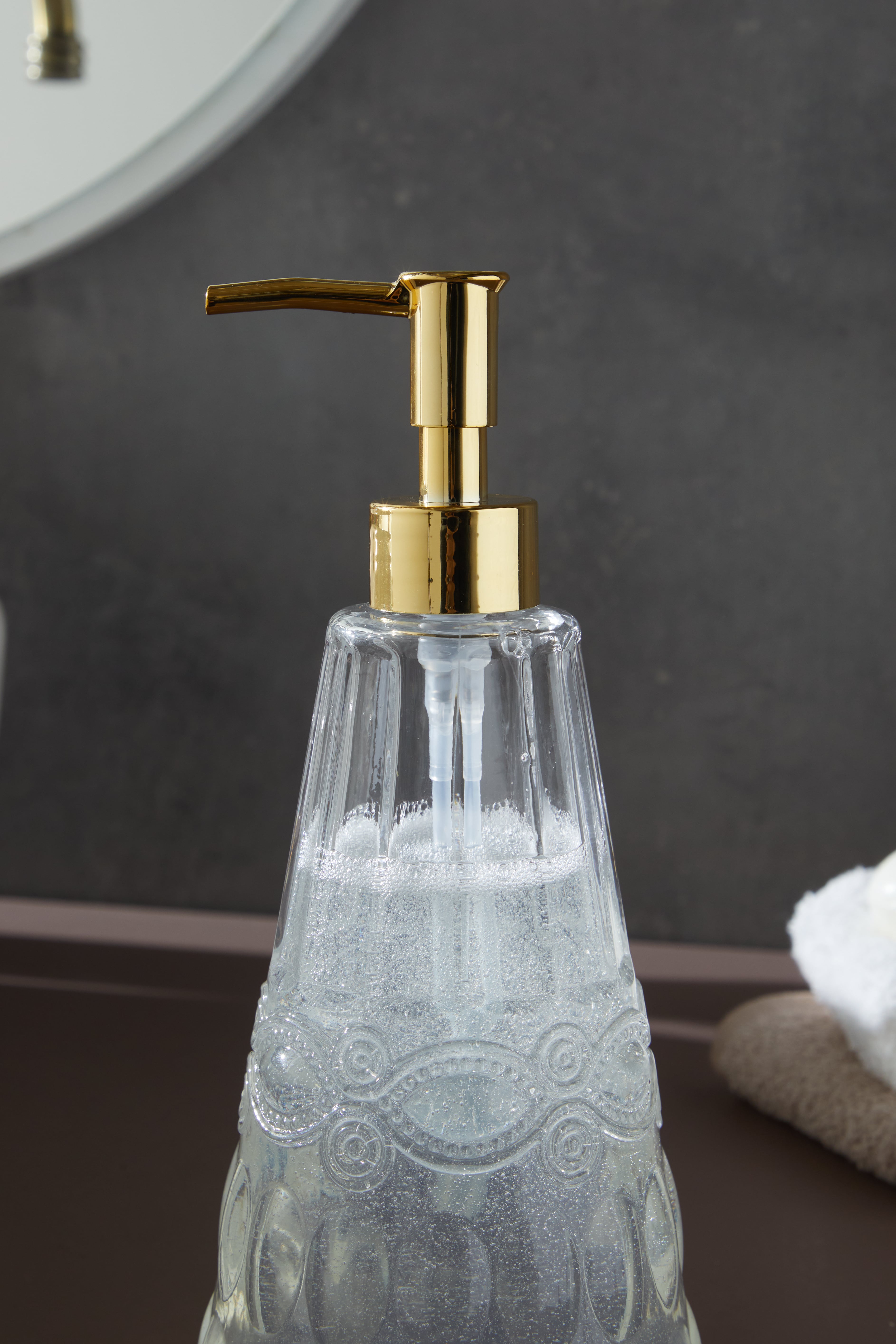 Glamis İdil Model Sıvı Sabunluk, altın rengi pompası ile modern banyo dekoruna zarif bir dokunuş katıyor.