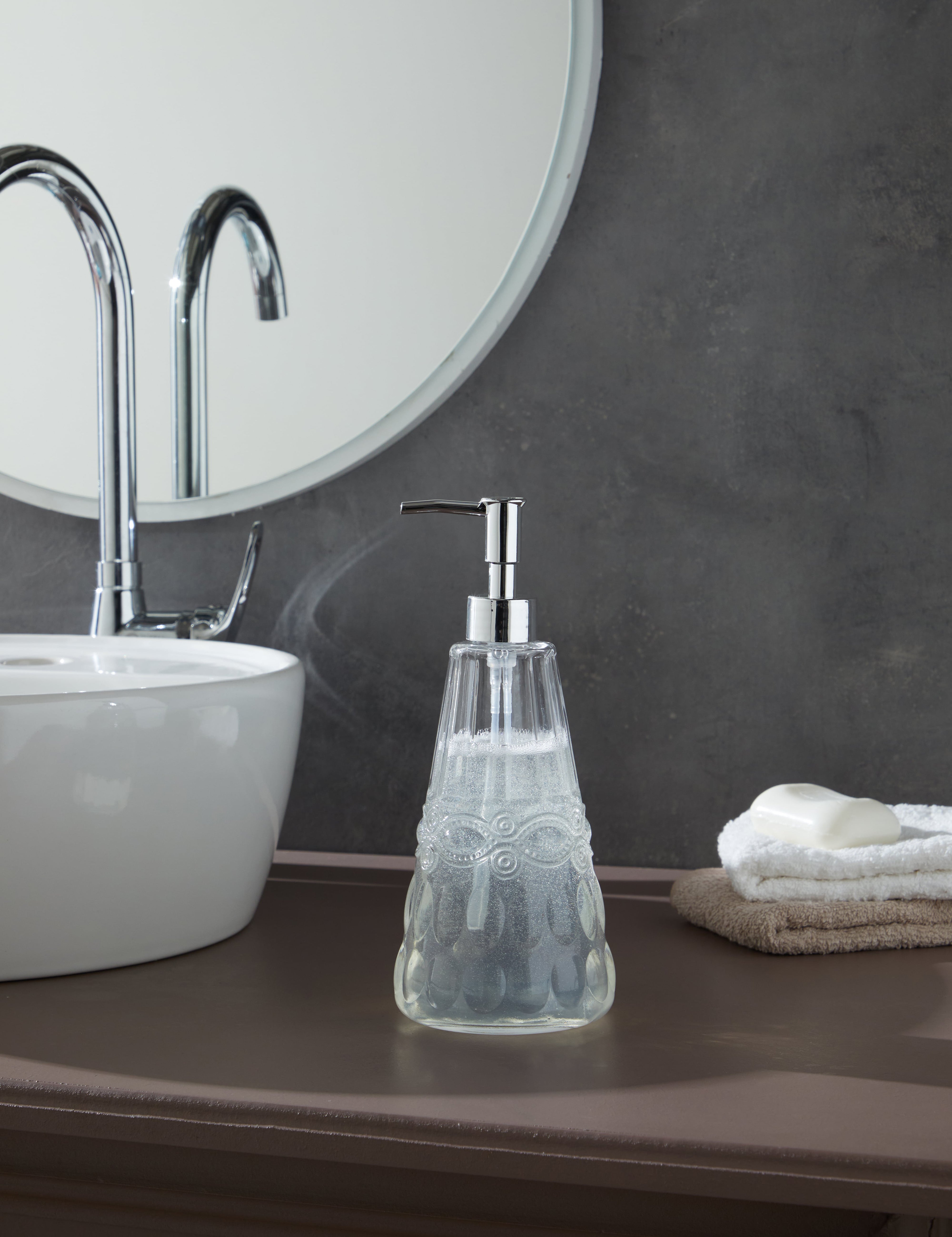 Glamis İdil Model Sıvı Sabunluk, geniş hacmi ve şık tasarımı ile modern banyolarda pratik kullanım imkanı sağlıyor.
