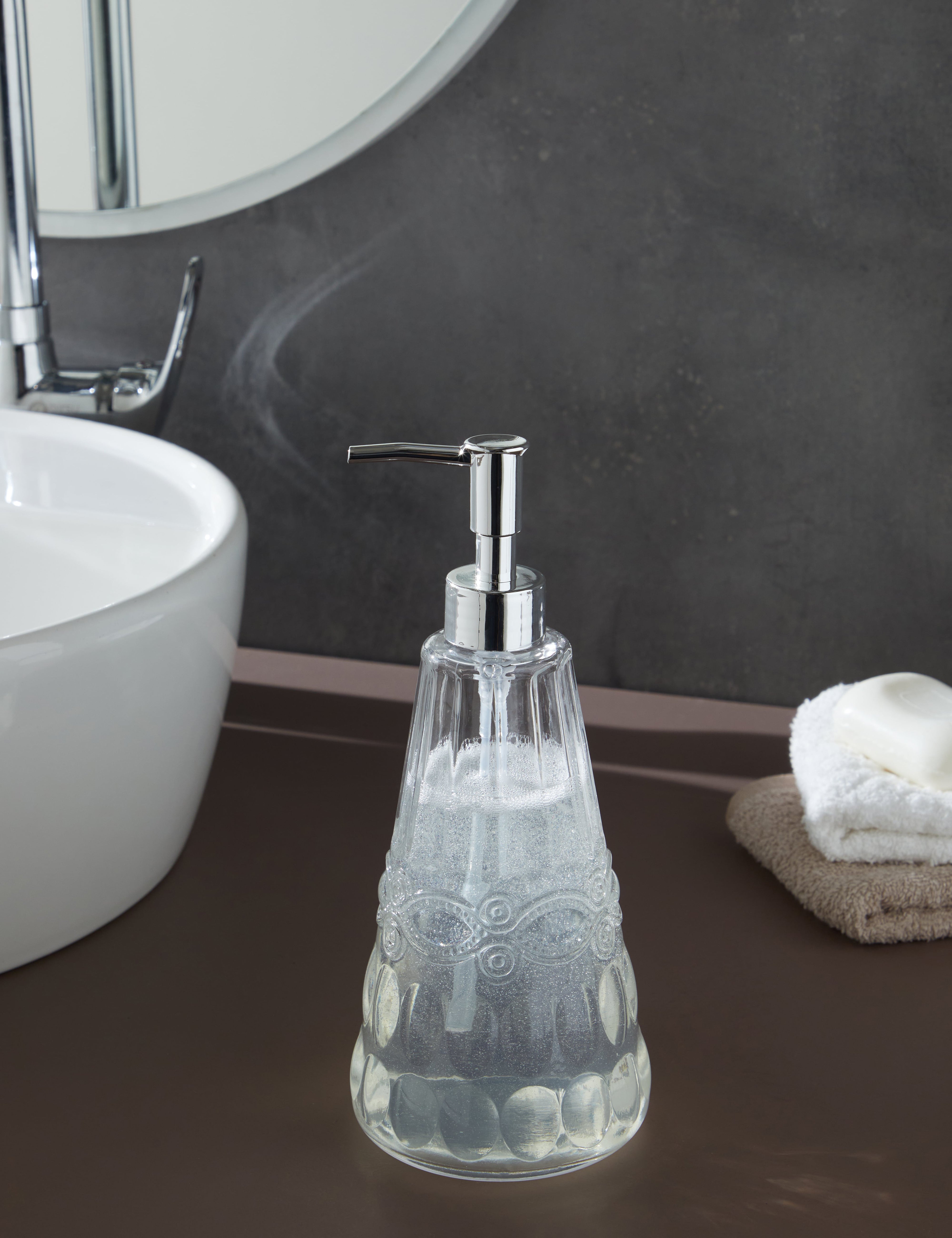 Glamis İdil Model Sıvı Sabunluk, şık bir tasarım ve zarif cam yapısıyla banyo rafında estetik bir görünüm oluşturuyor.