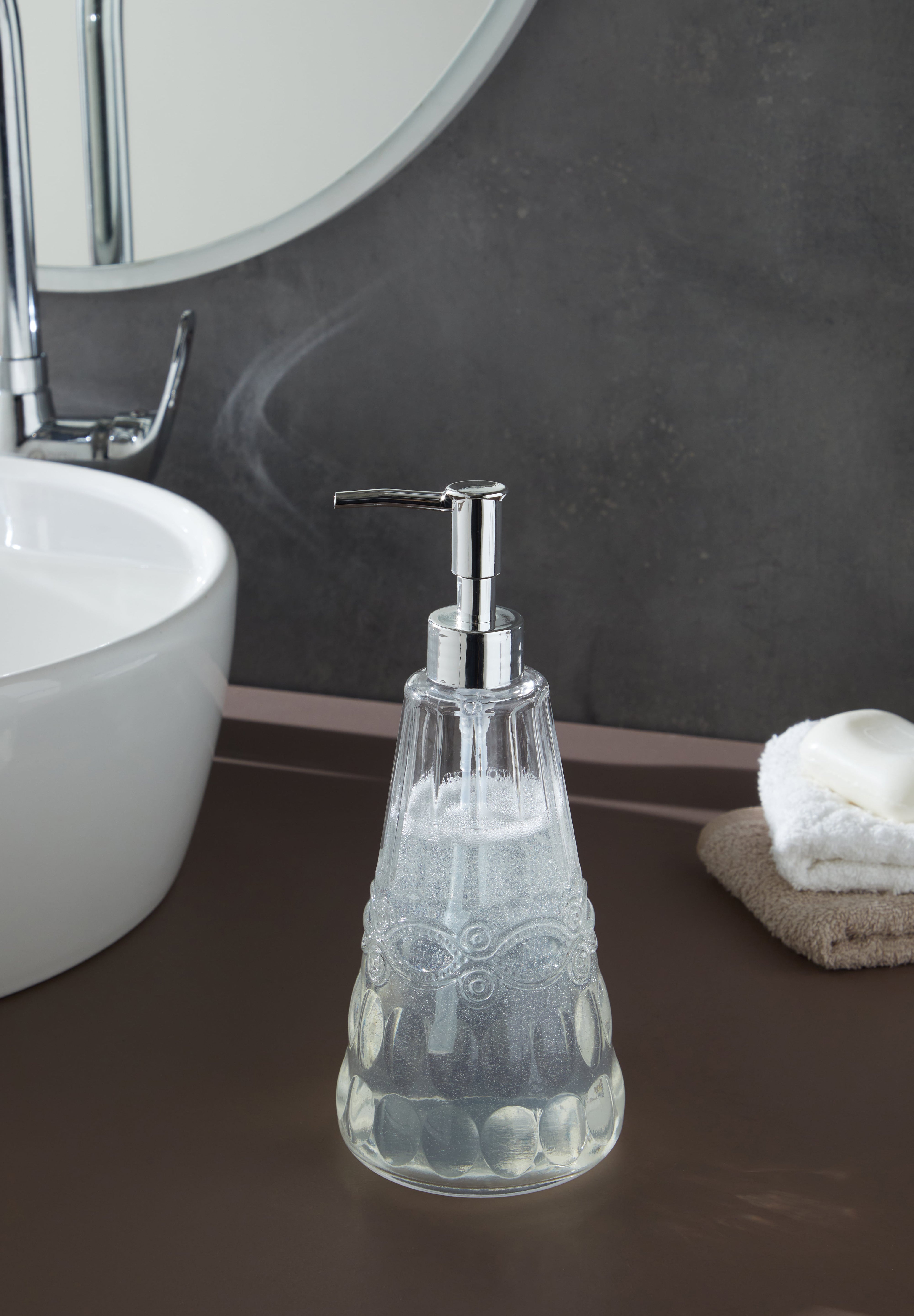 Glamis İdil Model Sıvı Sabunluk, şık bir tasarım ve zarif cam yapısıyla banyo rafında estetik bir görünüm oluşturuyor.