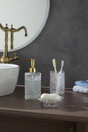 Glamis Kafes Model Banyo Takımı 3'lü Set, modern bir banyo lavabosunun üzerinde sıvı sabunluk, diş fırçalık ve katı sabunluk ile estetik bir düzen oluşturuyor.