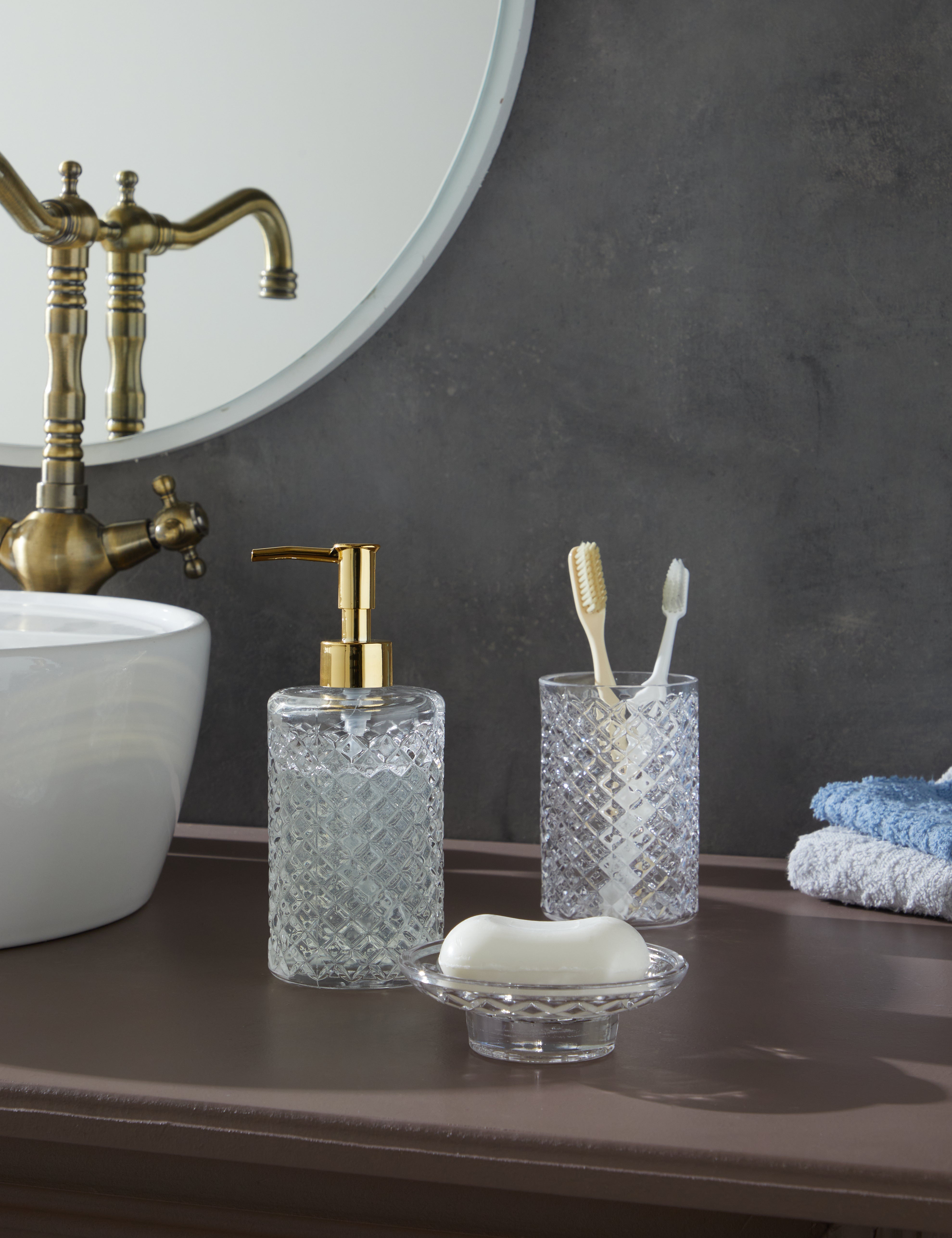 Glamis Kafes Model Banyo Takımı 3'lü Set, modern bir banyo lavabosunun üzerinde sıvı sabunluk, diş fırçalık ve katı sabunluk ile estetik bir düzen oluşturuyor.