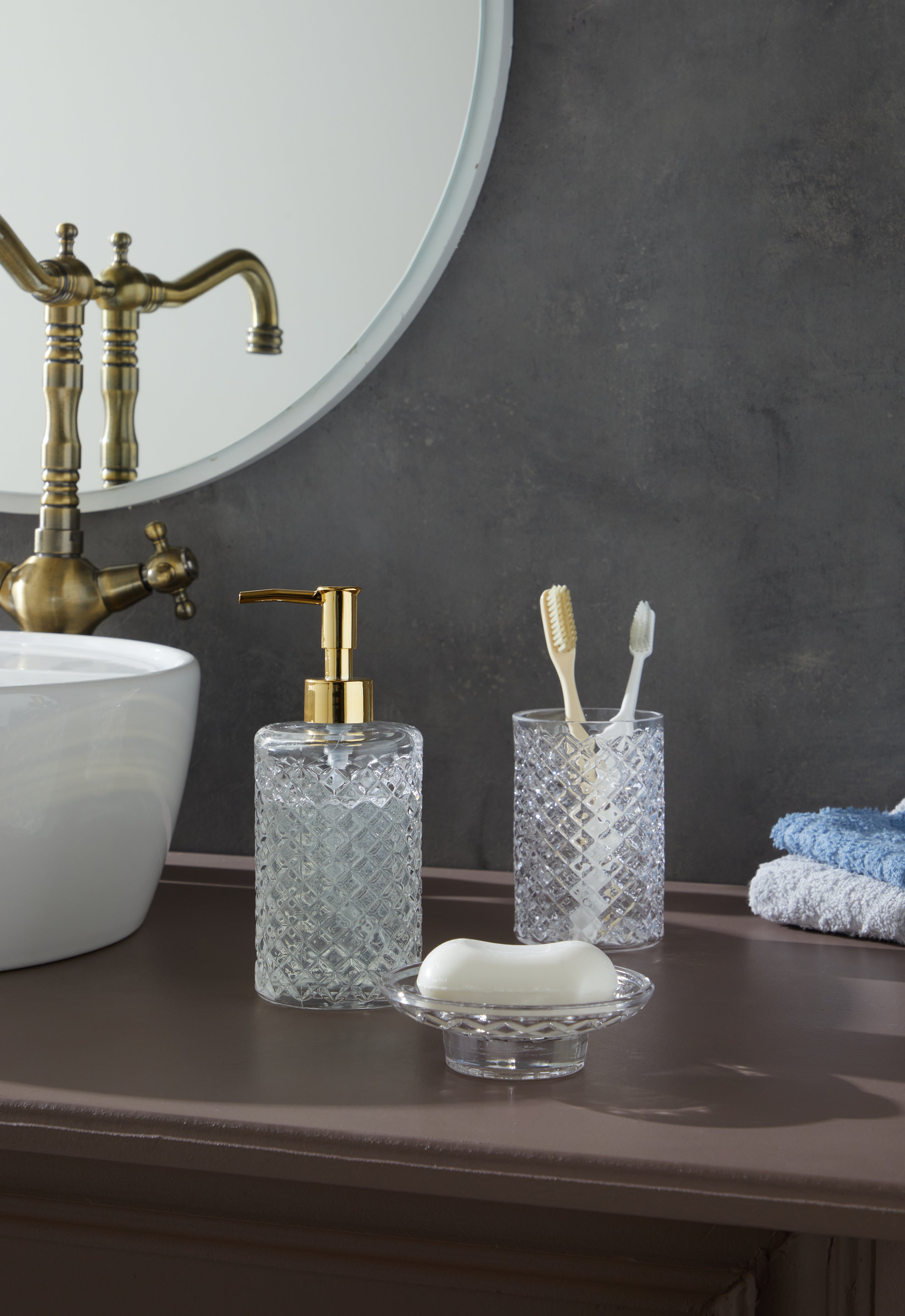 Glamis Kafes Model Banyo Takımı 3'lü Set, modern bir banyo lavabosunun üzerinde sıvı sabunluk, diş fırçalık ve katı sabunluk ile estetik bir düzen oluşturuyor.