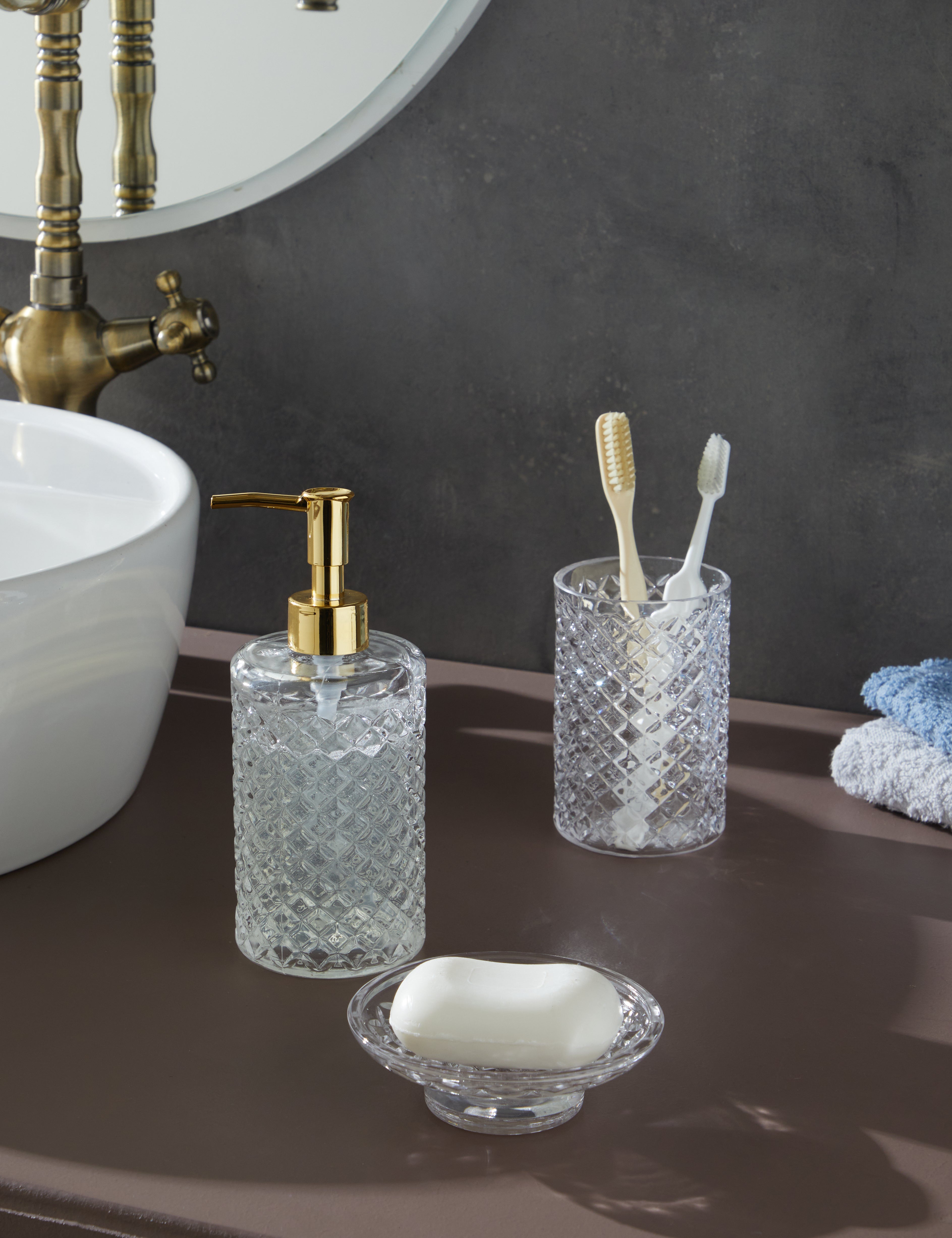 Glamis Kafes Model Banyo Takımı 3'lü Set, şık cam detayları ile banyo dekorasyonunu zenginleştiren sıvı sabunluk, diş fırçalık ve katı sabunlukları barındırıyor.