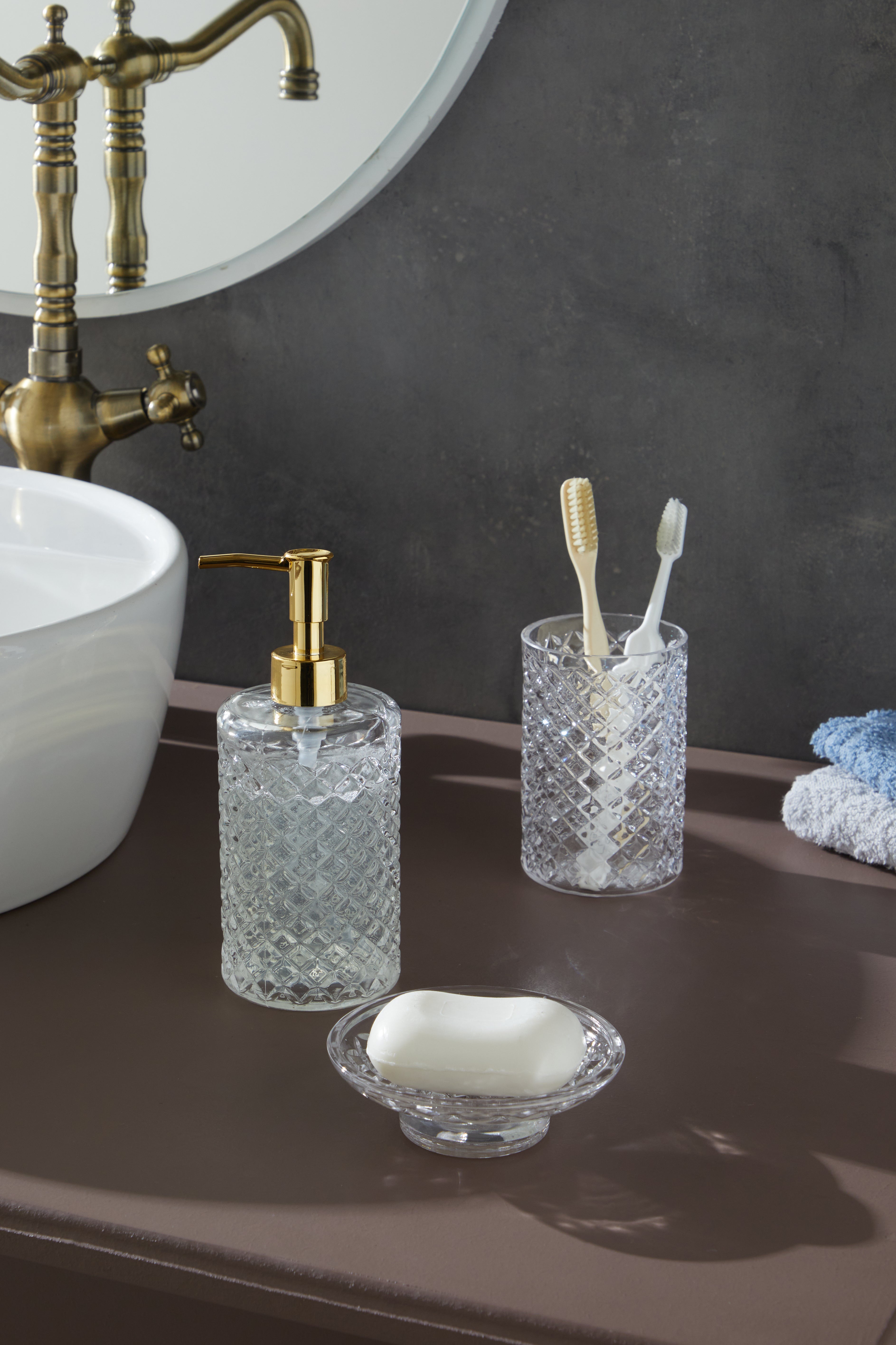 Glamis Kafes Model Banyo Takımı 3'lü Set, şık cam detayları ile banyo dekorasyonunu zenginleştiren sıvı sabunluk, diş fırçalık ve katı sabunlukları barındırıyor.