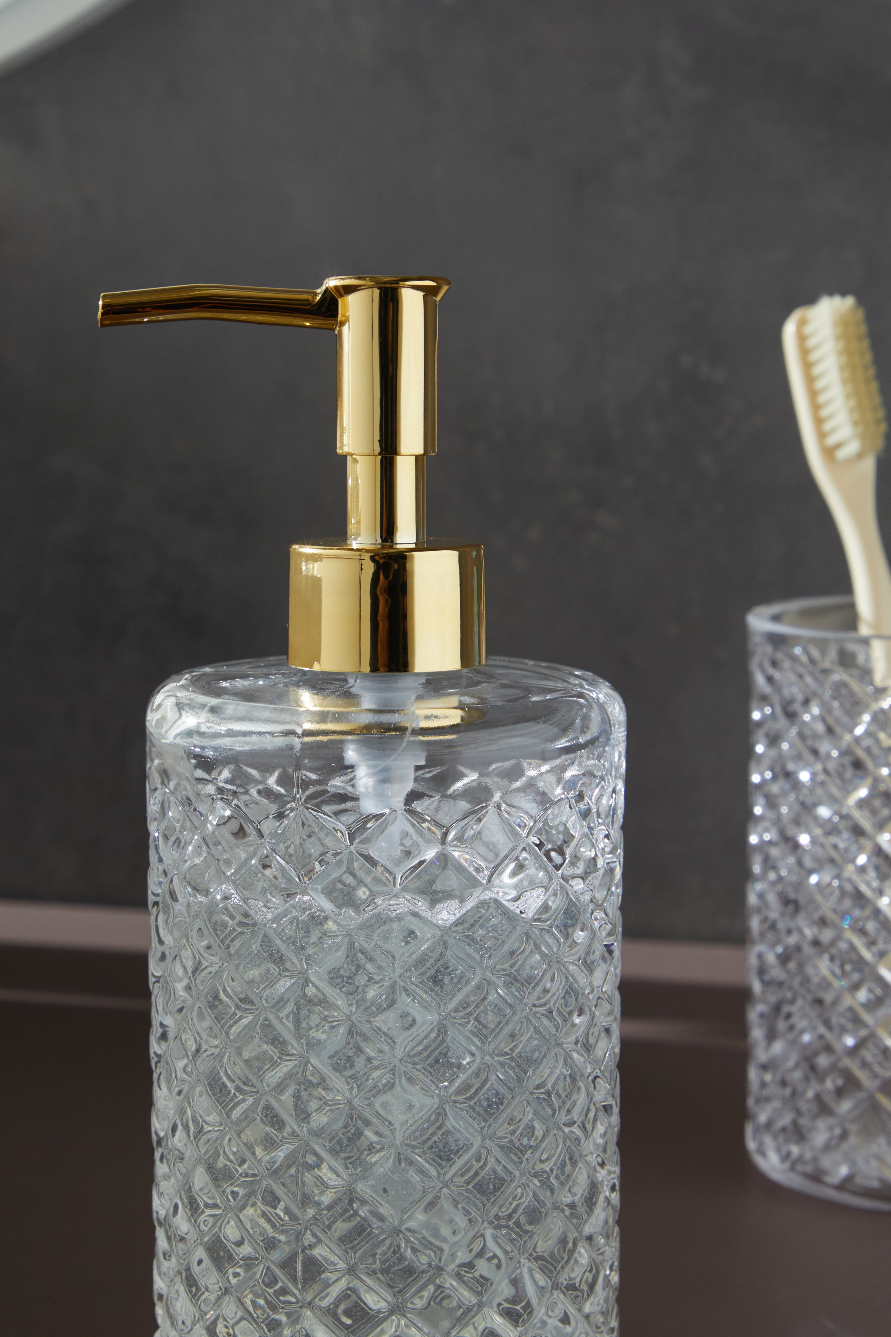 Glamis Kafes Model Banyo Takımı 3'lü Set - El yapımı cam sıvı sabunluk, şık altın kaplama. Modern dizayn ile banyonuza estetik katıyor.