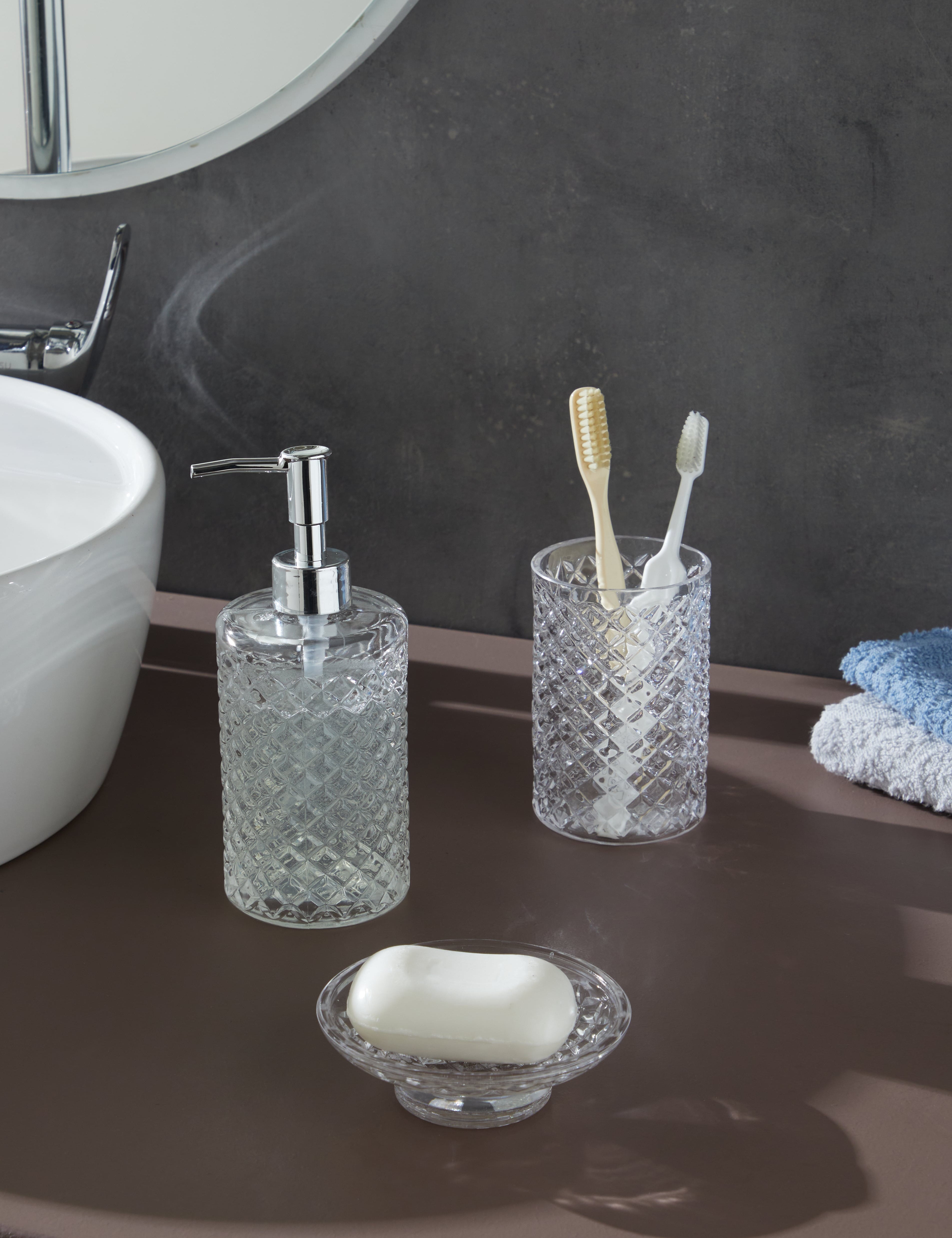 Glamis Kafes Model Banyo Takımı 3'lü Set - Şık banyo aksesuarları, el yapımı cam detaylarıyla estetik bir görünüm oluşturuyor.