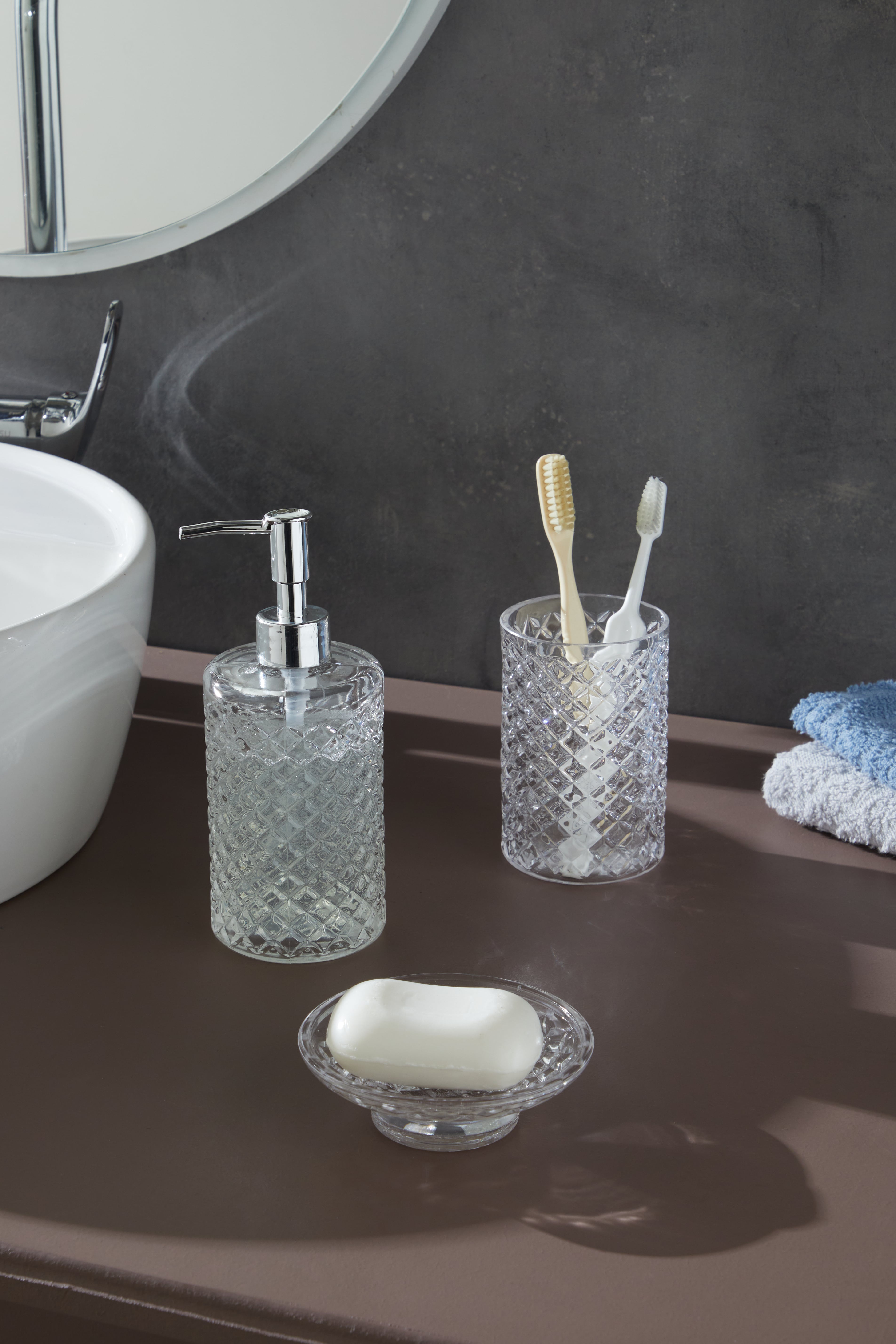 Glamis Kafes Model Banyo Takımı 3'lü Set - Şık banyo aksesuarları, el yapımı cam detaylarıyla estetik bir görünüm oluşturuyor.